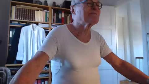 Snapshot of tubaist chatting on 01/15/25, 11:21 FINN but call me NANNA online show from 01/15/25, 11:21