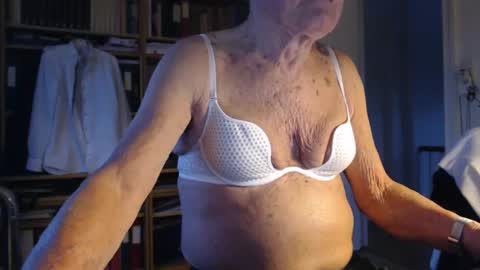 Snapshot of tubaist chatting on 01/27/25, 08:18 FINN but call me NANNA online show from 01/27/25, 08:18