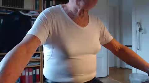 Snapshot of tubaist chatting on 02/05/25, 09:15 FINN but call me NANNA online show from 02/05/25, 09:15