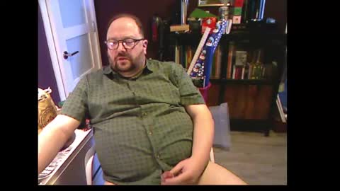 Snapshot of tuckwell chatting on 12/16/25, 03:39 tuckwell online show from 12/16/25, 03:39