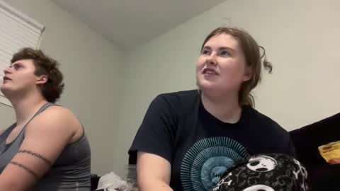 Snapshot of twinfl4m3ss chatting on 12/18/25, 05:46 twinfl4m3ss online show from 12/18/25, 05:46