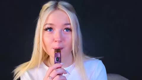 Snapshot of twinklefluff chatting on 03/09/25, 06:17 twinklefluff online show from 03/09/25, 06:17