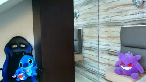 twinslovers_ online show from 12/21/25, 04:19