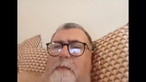 Snapshot of twohats2810 chatting on 11/29/25, 06:22 twohats2810 online show from 11/29/25, 06:22