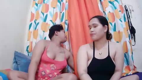 Snapshot of twowetcuties chatting on 02/27/25, 09:43 Lyn and lea online show from 02/27/25, 09:43