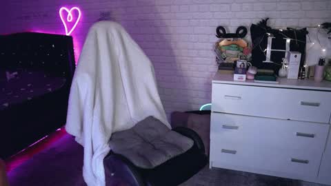 Izzy    online show from 12/15/24, 07:31