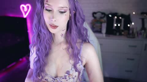 Izzy    online show from 02/02/25, 05:48