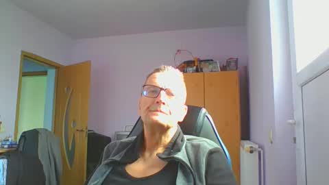 ulmeni4 online show from 12/05/25, 10:57