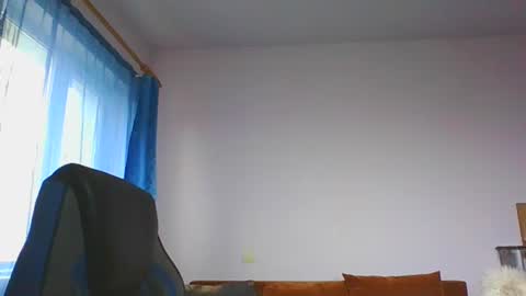 ulmeni4 online show from 12/22/25, 12:24