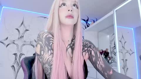 Snapshot of unachimbaherida chatting on 02/19/25, 03:28 Elle Danielle online show from 02/19/25, 03:28