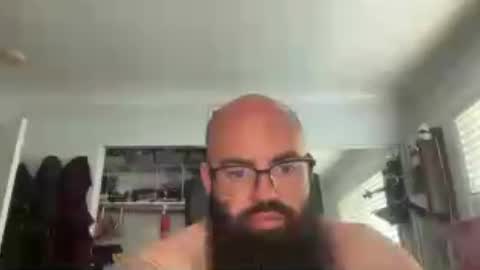 Snapshot of uncutbeard129840 chatting on 06/15/26, 01:24 uncutbeard129840 online show from 06/15/26, 01:24