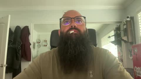 Snapshot of uncutbeard129840 chatting on 06/19/26, 04:00 uncutbeard129840 online show from 06/19/26, 04:00