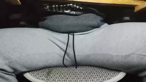 Under the desk online show from 11/11/25, 04:40