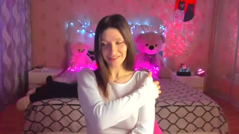 Snapshot of unearthly_di chatting on 11/08/25, 01:28 Di online show from 11/08/25, 01:28