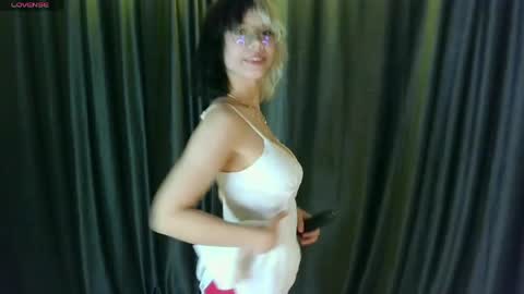 Snapshot of unforgettablehelen chatting on 05/19/26, 04:35 unforgettablehelen online show from 05/19/26, 04:35