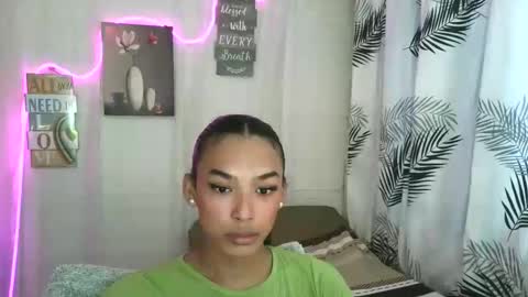 Snapshot of ur_dazzlingmorenaxx chatting on 05/18/26, 02:40 ur_dazzlingmorenaxx online show from 05/18/26, 02:40