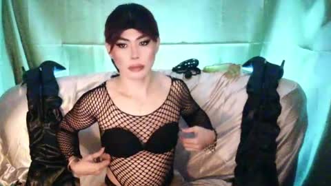 Snapshot of ur_dominatrix chatting on 06/12/26, 10:25 MISS ANNA online show from 06/12/26, 10:25