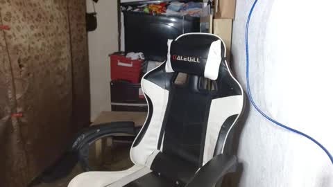 Snapshot of urfynestasian chatting on 10/27/25, 01:37 urfynestasian online show from 10/27/25, 01:37