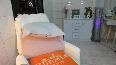 Snapshot of urhotmistress02 chatting on 01/15/26, 01:54 urhotmistress02 online show from 01/15/26, 01:54