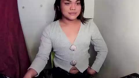 urhottie_bella online show from 12/18/25, 07:03