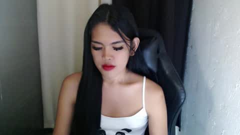 Snapshot of urpinayjenfuckerxxx chatting on 02/13/25, 02:01 Jenny online show from 02/13/25, 02:01