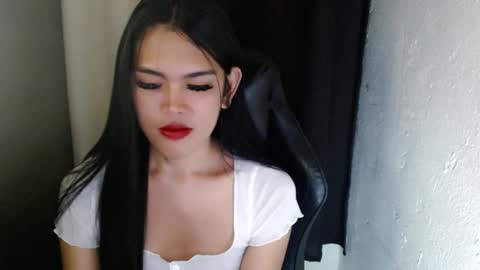 Snapshot of urpinayjenfuckerxxx chatting on 02/19/25, 11:06 Jenny online show from 02/19/25, 11:06