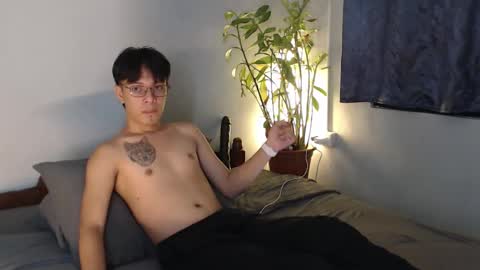 Snapshot of urpinoyasianx chatting on 02/19/26, 08:43 Mel online show from 02/19/26, 08:43