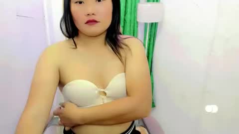 Snapshot of urwildpinayxxx chatting on 11/05/25, 03:17 melody online show from 11/05/25, 03:17