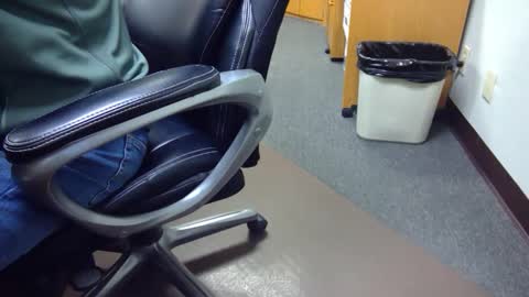 Snapshot of useemie chatting on 12/17/24, 07:37 useemie online show from 12/17/24, 07:37