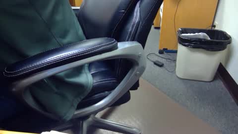 Snapshot of useemie chatting on 12/19/24, 10:32 useemie online show from 12/19/24, 10:32