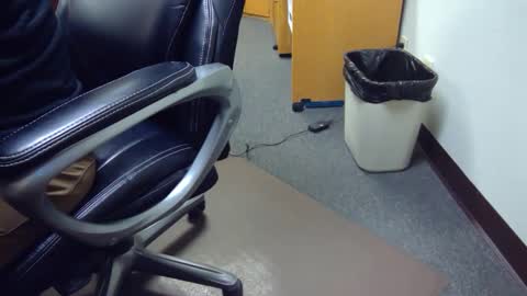 Snapshot of useemie chatting on 12/23/24, 10:33 useemie online show from 12/23/24, 10:33