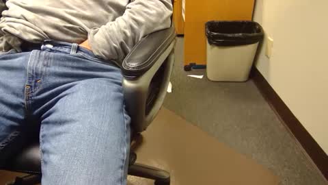 Snapshot of useemie chatting on 12/31/24, 11:49 useemie online show from 12/31/24, 11:49