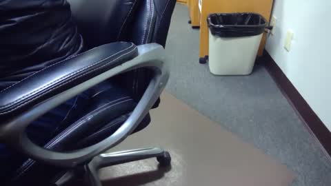 Snapshot of useemie chatting on 01/03/25, 12:00 useemie online show from 01/03/25, 12:00