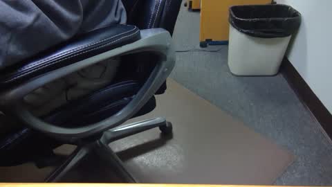 Snapshot of useemie chatting on 01/13/25, 11:17 useemie online show from 01/13/25, 11:17