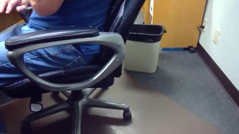 Snapshot of useemie chatting on 10/21/25, 10:54 useemie online show from 10/21/25, 10:54