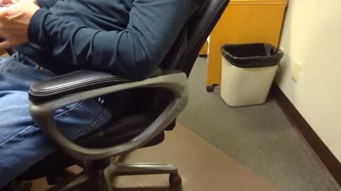 Snapshot of useemie chatting on 10/29/25, 06:53 useemie online show from 10/29/25, 06:53