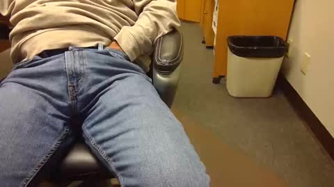 Snapshot of useemie chatting on 10/31/25, 06:42 useemie online show from 10/31/25, 06:42