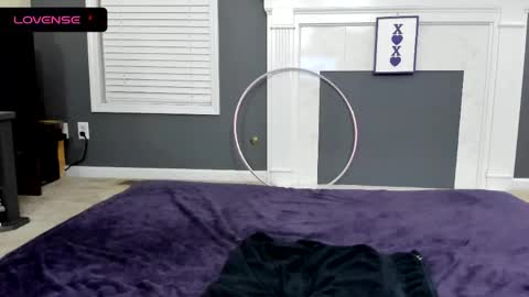 Snapshot of v_plays chatting on 06/08/26, 01:28 V online show from 06/08/26, 01:28