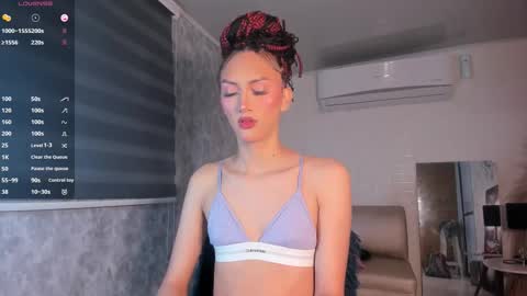 Snapshot of v_suckscock chatting on 10/28/25, 01:47 online show from 10/28/25, 01:47