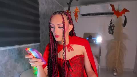 Snapshot of v_suckscock chatting on 10/31/25, 03:46 online show from 10/31/25, 03:46