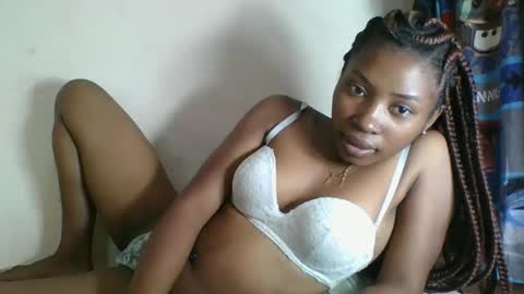 vailla02 online show from 10/22/25, 07:46