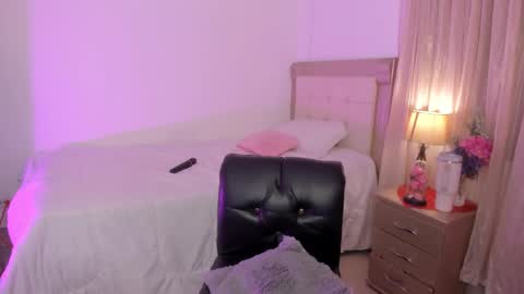 Snapshot of vale_kross chatting on 01/30/25, 04:02 HI IM NEW online show from 01/30/25, 04:02