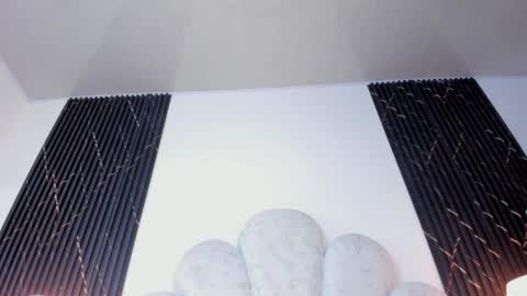 Snapshot of valenrosse_ chatting on 04/25/26, 01:41 Valen online show from 04/25/26, 01:41