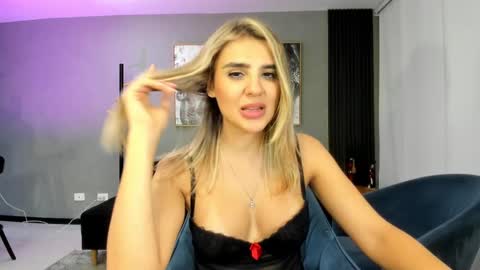 Snapshot of valensweetlove chatting on 02/19/25, 04:23 Valen online show from 02/19/25, 04:23