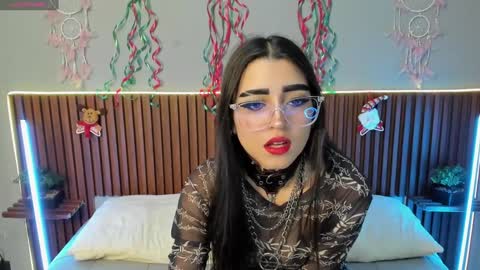 Snapshot of valentina_asmodea chatting on 12/19/24, 03:07 VALENTINA online show from 12/19/24, 03:07