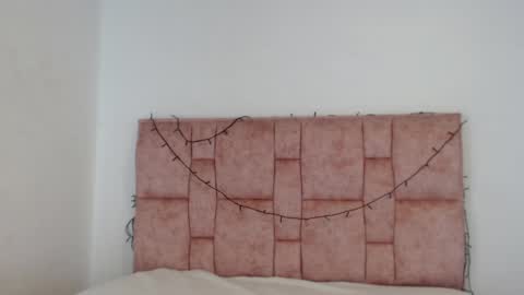 Valen independent model online show from 04/02/26, 01:03