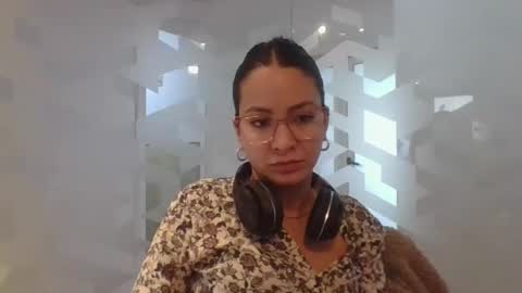 Snapshot of valentinaseleni1 chatting on 05/19/26, 04:24 Valentina online show from 05/19/26, 04:24