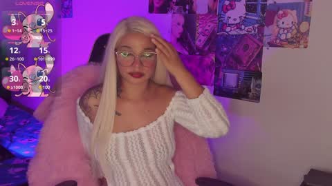 Snapshot of valentinna_5 chatting on 02/05/25, 10:01 Danielle Please help me to reach 300 thumbs up online show from 02/05/25, 10:01