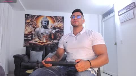 Snapshot of valentino_dossantos chatting on 12/24/24, 02:54 online show from 12/24/24, 02:54