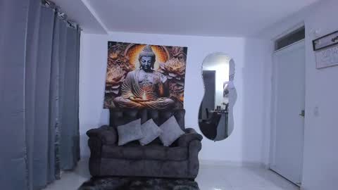 Snapshot of valentino_dossantos chatting on 02/20/25, 12:08 online show from 02/20/25, 12:08